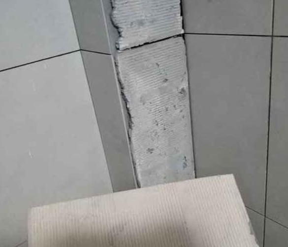 崂山瓷砖空鼓维修公司分享下厨房瓷砖脱落的补救措施。